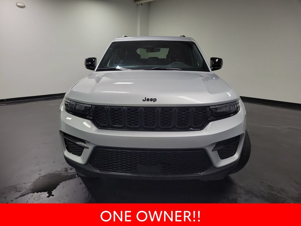 Used 2025 Jeep Grand Cherokee Altitude AWD/4WD image 3