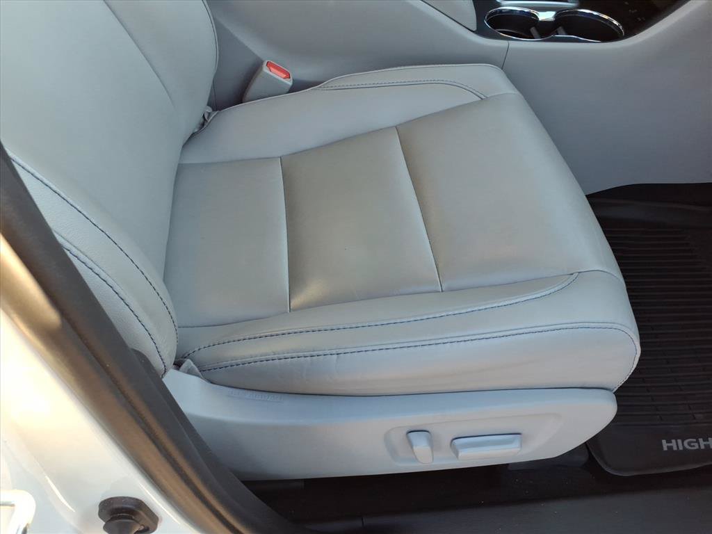 Used 2019 Toyota Highlander XLE AWD/4WD image 17