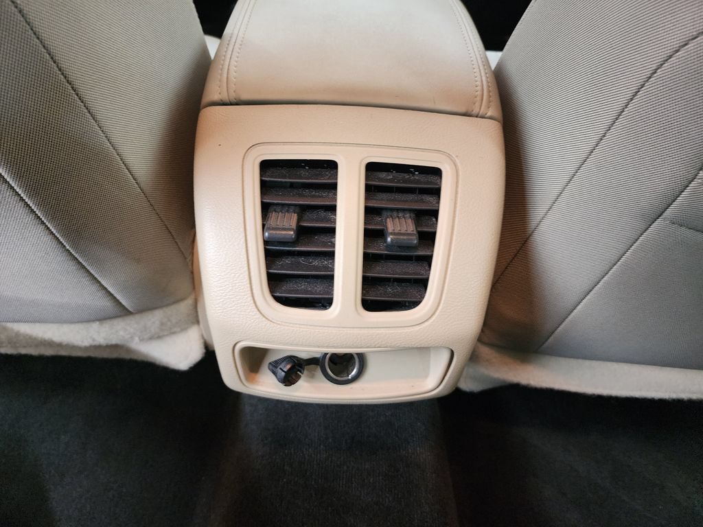 Used 2017 Ford Taurus SE FWD image 25