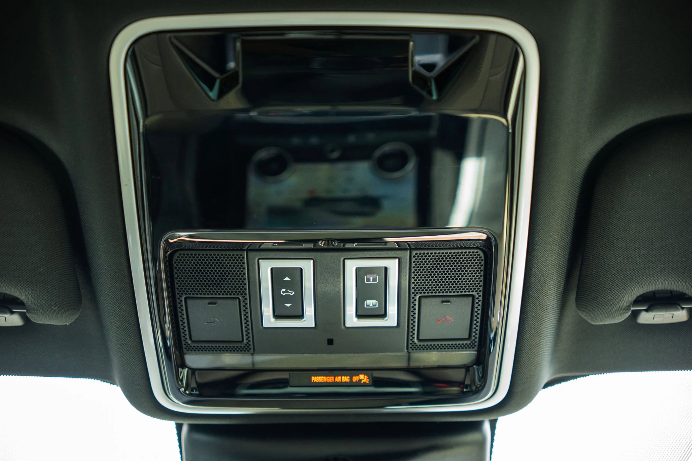 Used 2019 Land Rover Range Rover Velar R-Dynamic SE image 25
