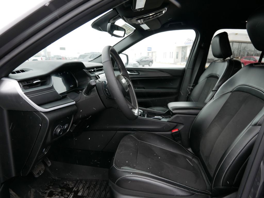 Used 2024 Jeep Grand Cherokee Altitude image 7