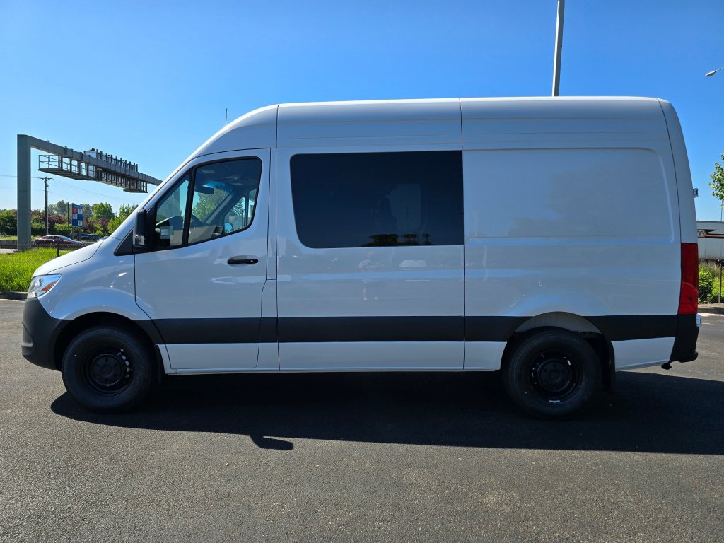 New 2025 Mercedes-Benz eSprinter 170 Cargo image 3