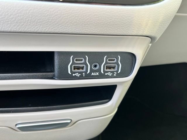 Used 2023 Chrysler Pacifica Touring-L FWD image 44