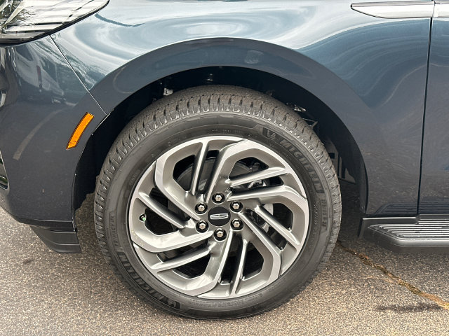 New 2026 Lincoln Navigator L Premier AWD/4WD image 13
