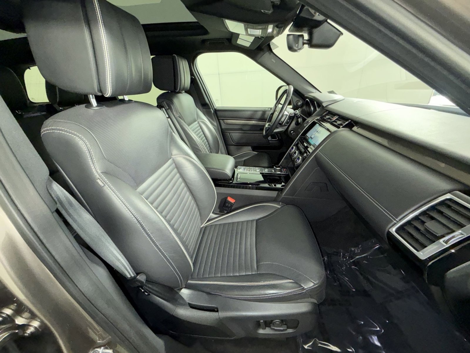 Used 2017 Land Rover Discovery HSE image 28