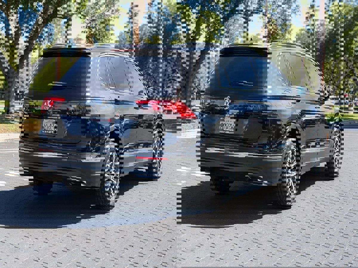 Used 2020 Volkswagen Tiguan SE w/ Panoramic Sunroof Package image 7