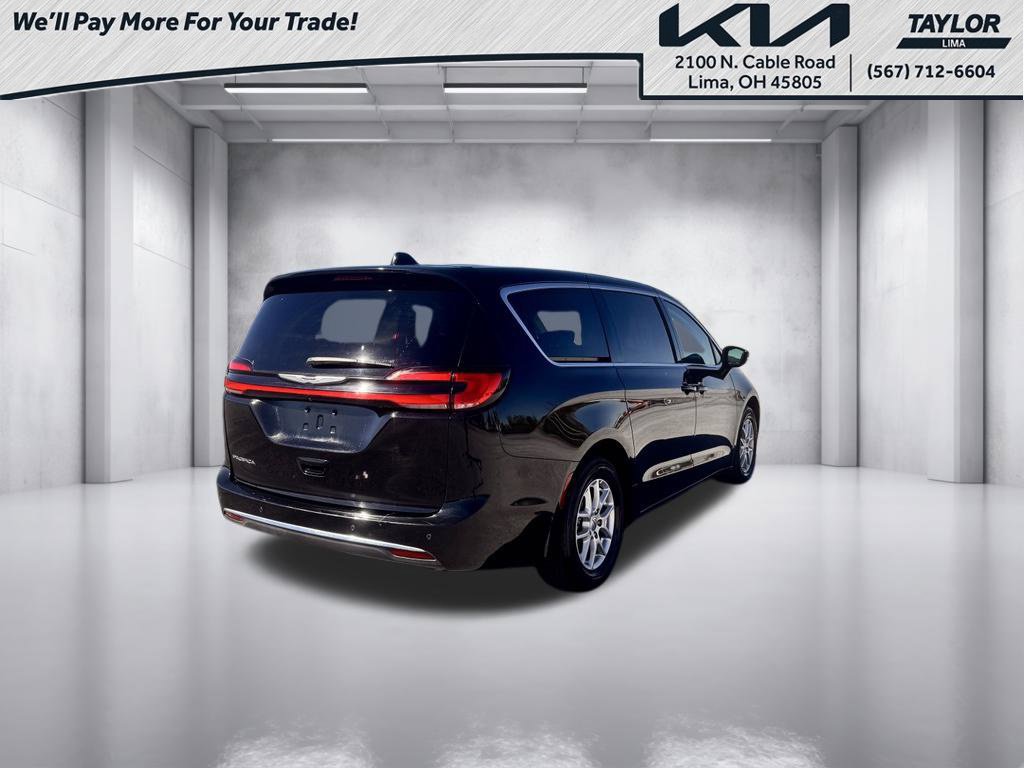 Used 2024 Chrysler Pacifica Touring-L FWD image 2