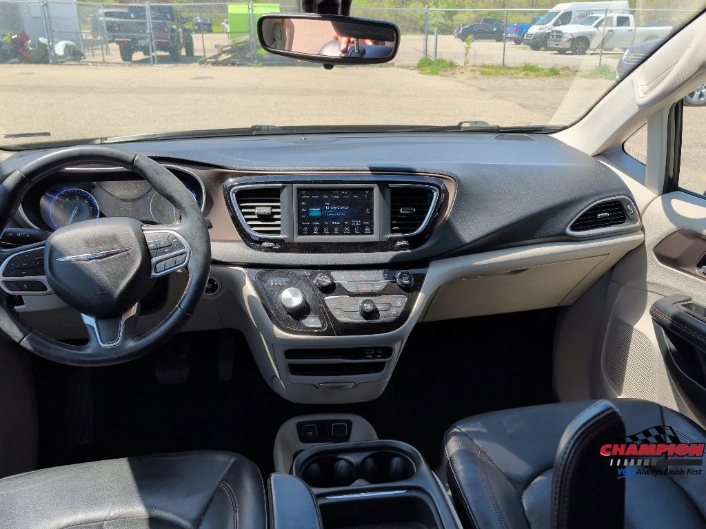 Used 2018 Chrysler Pacifica Touring-L FWD image 15