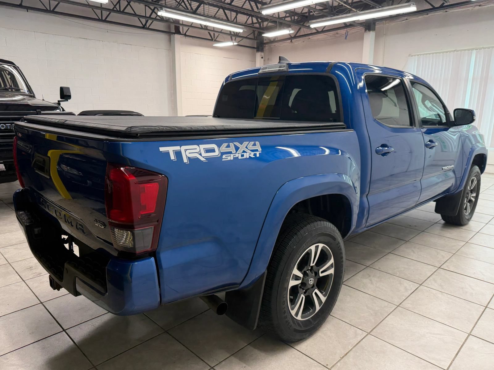 Used 2018 Toyota Tacoma TRD Sport w/ Technology Package AWD/4WD image 9