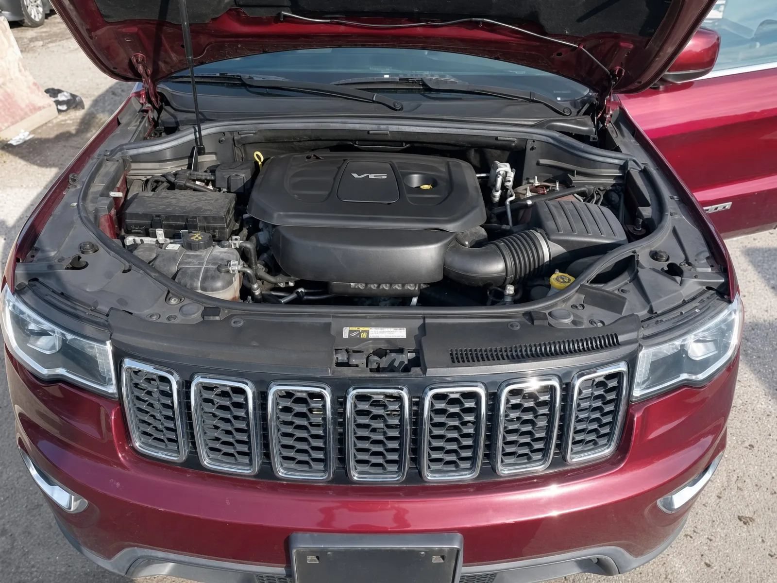 Used 2018 Jeep Grand Cherokee Laredo AWD/4WD image 10