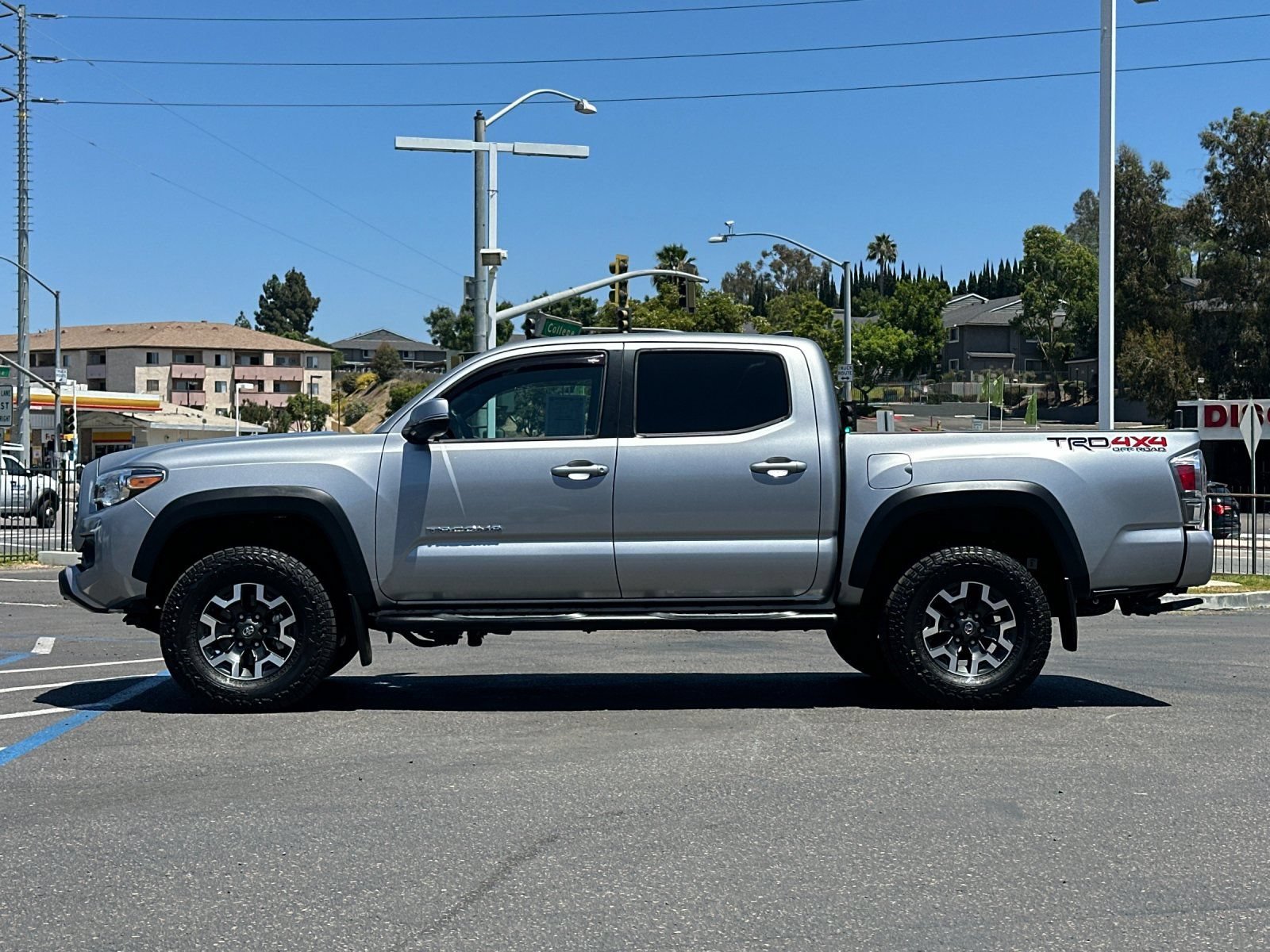 Used 2020 Toyota Tacoma TRD Off-Road w/ Technology Package AWD/4WD image 2