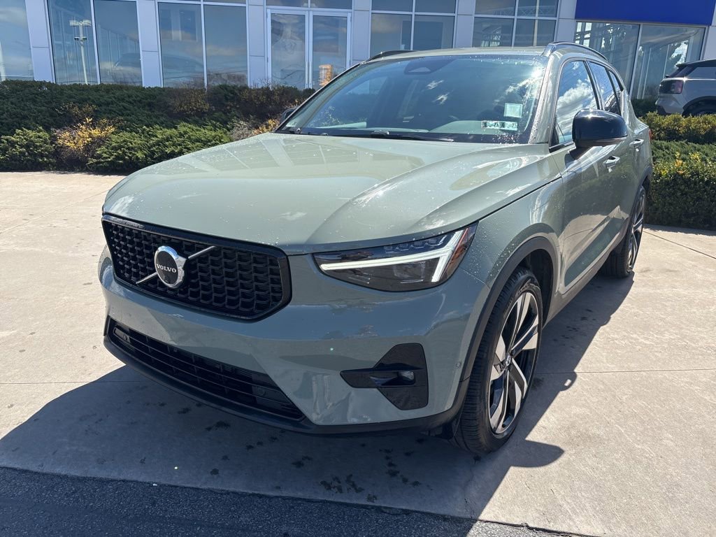Used 2025 Volvo XC40 B5 Ultra w/ Protection Package Premier image 2