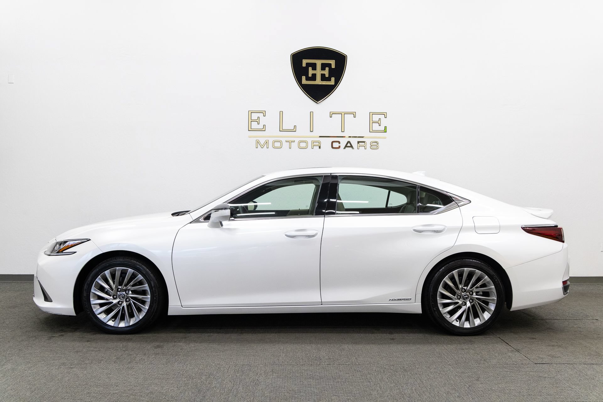 Used 2019 Lexus ES 300h FWD image 2