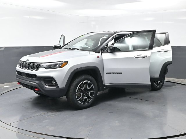 Used 2025 Jeep Compass Trailhawk AWD/4WD image 59