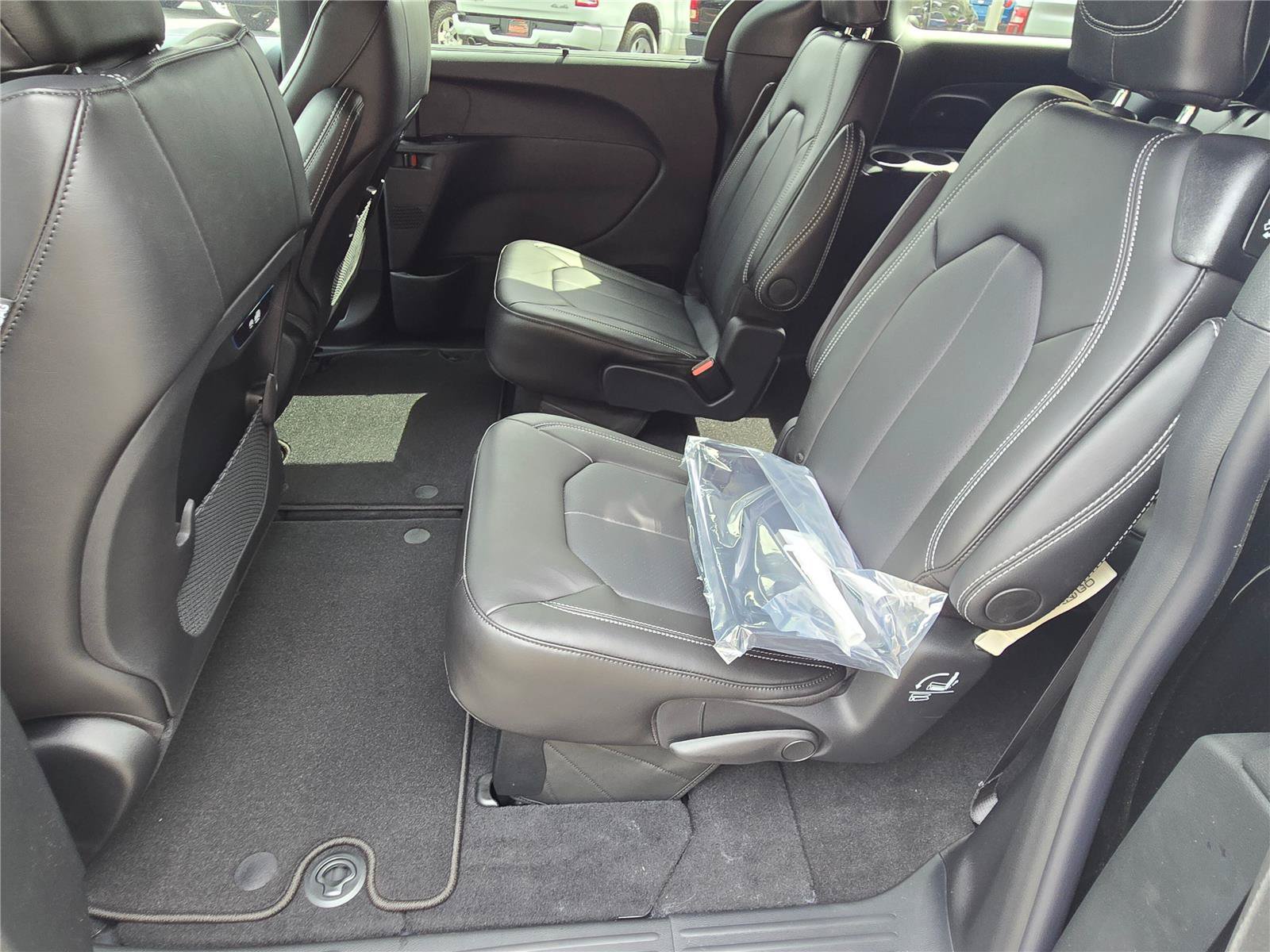 New 2027 Chrysler Pacifica Select FWD image 17