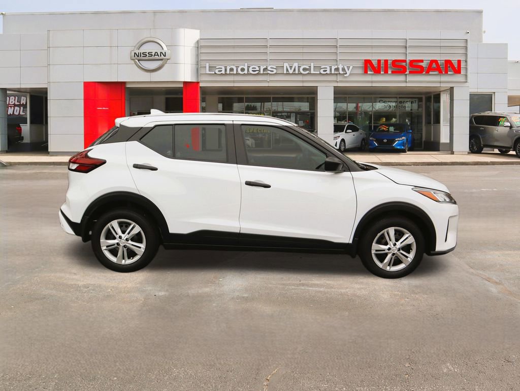 New 2025 Nissan Kicks Play S image 2