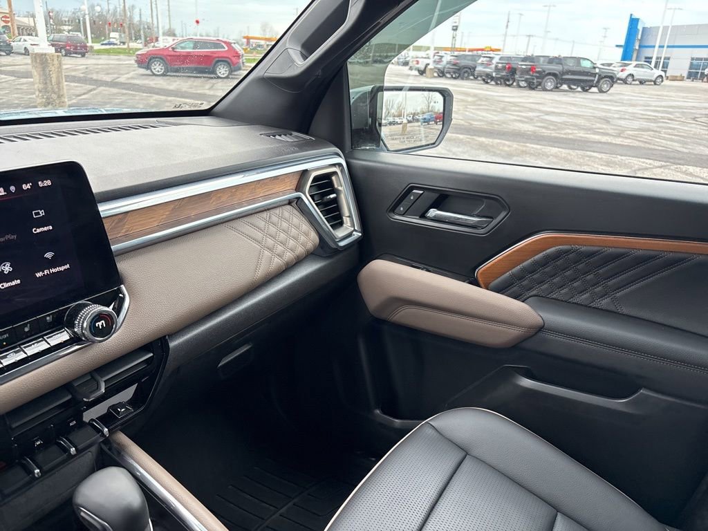 Used 2025 GMC Canyon Denali image 25