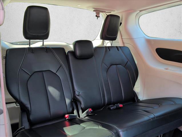 Used 2023 Chrysler Pacifica Touring-L image 22