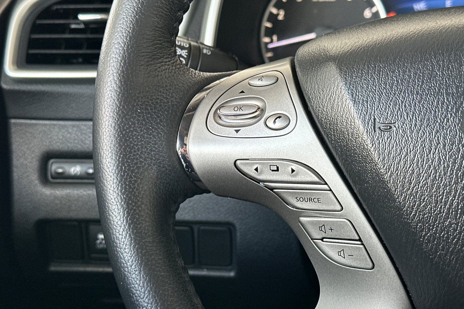 Used 2018 Nissan Murano SV w/ Premium Package FWD image 32