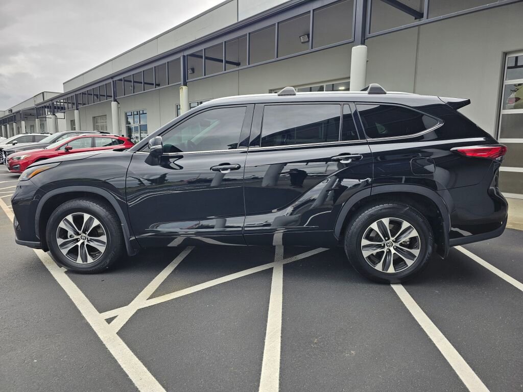 Used 2022 Toyota Highlander XLE AWD/4WD image 6