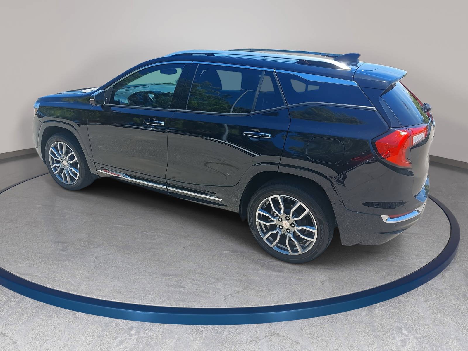 Used 2024 GMC Terrain Denali w/ Denali Premium Package AWD/4WD image 7