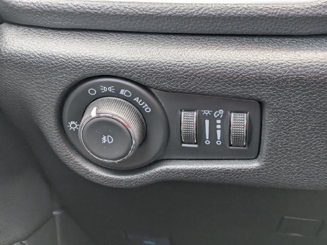 Used 2024 Chrysler Pacifica Limited FWD image 29