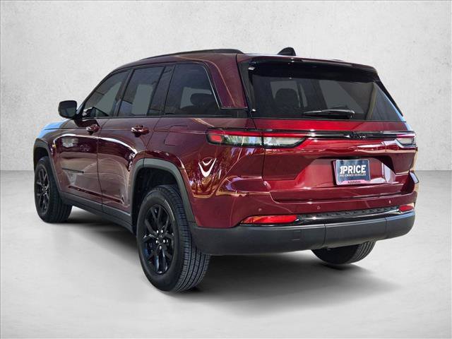 Used 2025 Jeep Grand Cherokee Altitude RWD image 7