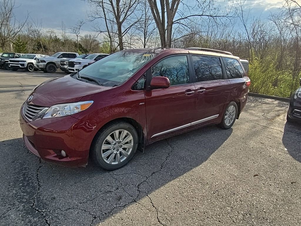 Used 2017 Toyota Sienna XLE image 2