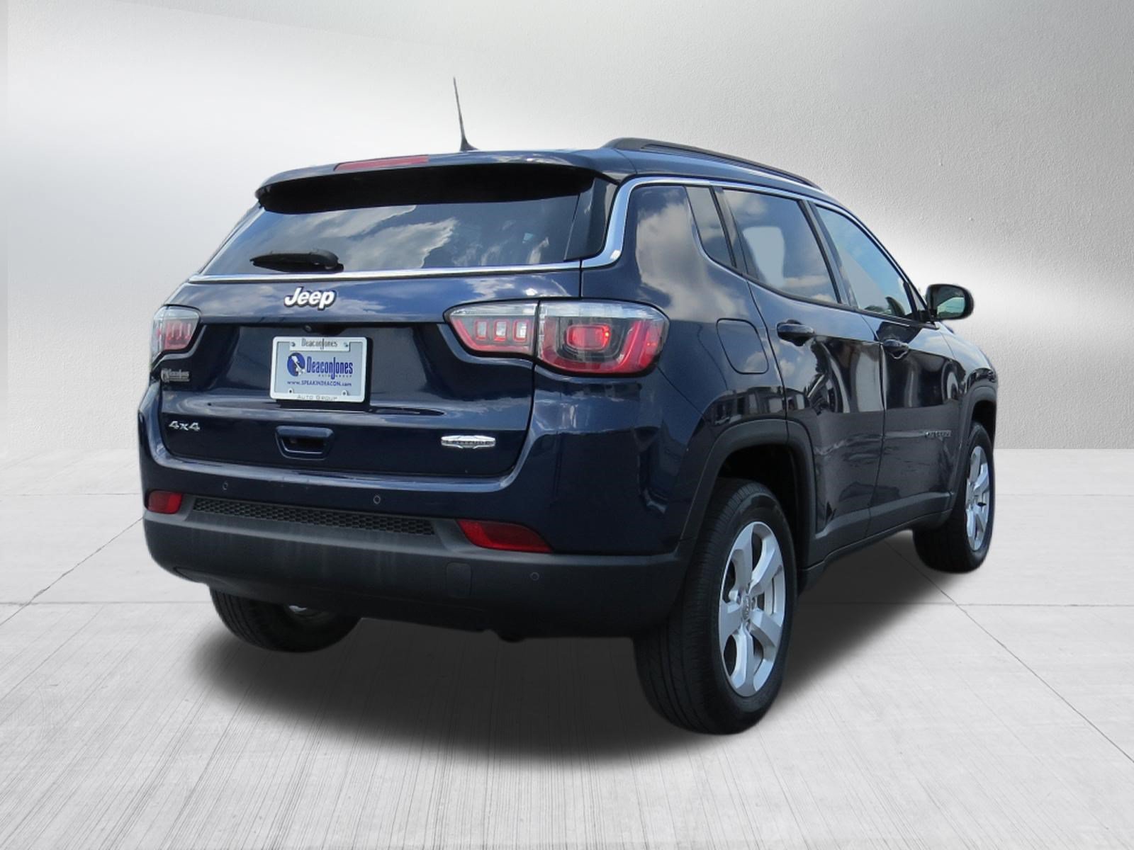 Used 2018 Jeep Compass Latitude w/ Popular Equipment Group AWD/4WD image 3