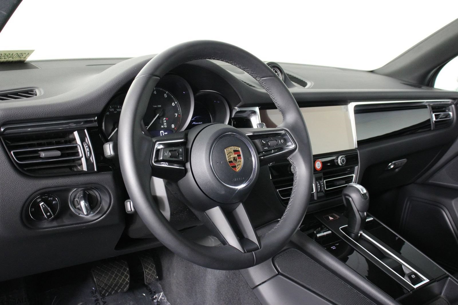 Certified 2026 Porsche Macan AWD/4WD image 4