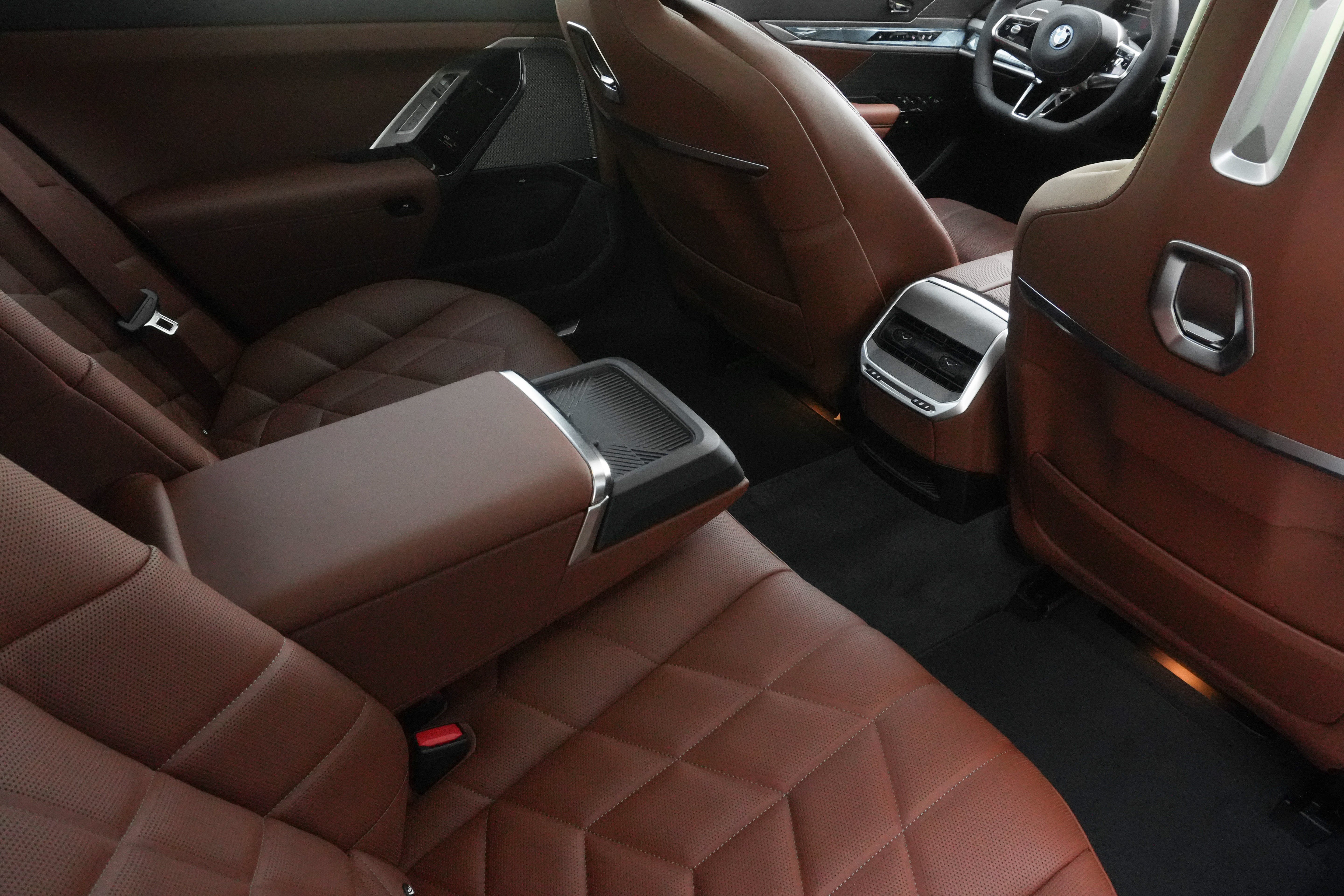 Used 2026 BMW 750e xDrive AWD/4WD image 35