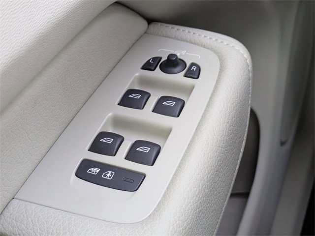 Used 2022 Volvo XC60 B5 Momentum w/ Advanced Package image 26