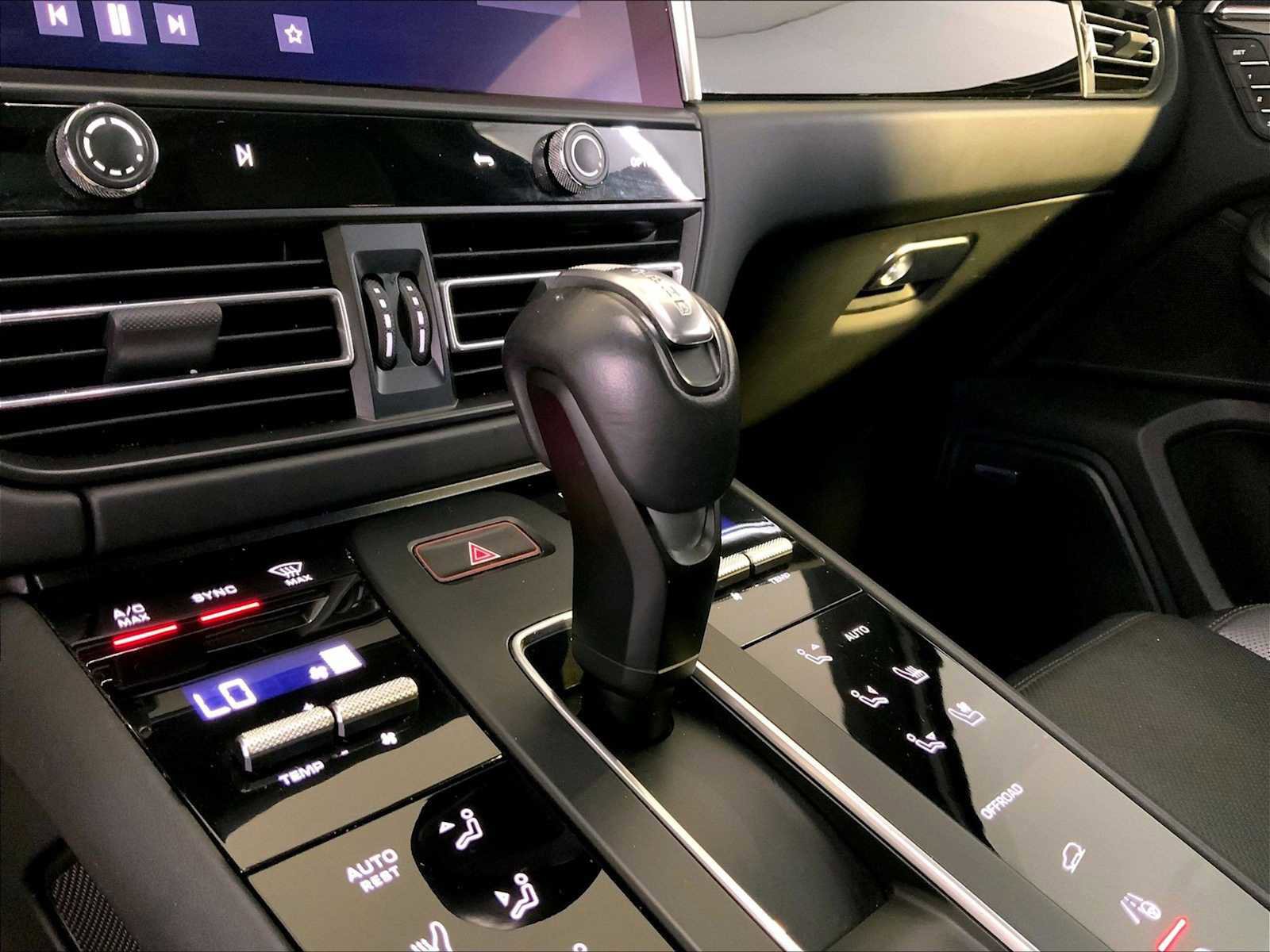 Certified 2023 Porsche Macan S AWD/4WD image 17