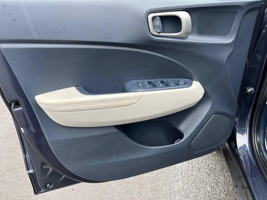 Used 2025 Hyundai Venue Limited FWD image 17
