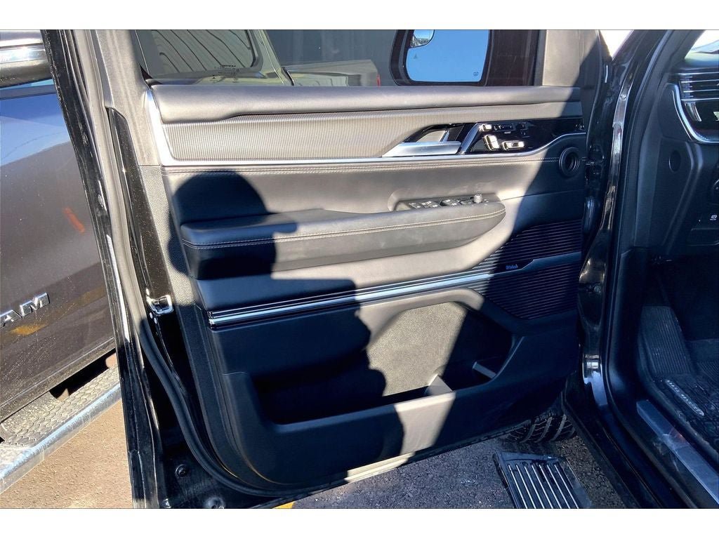 Used 2022 Jeep Grand Wagoneer Series II AWD/4WD image 24