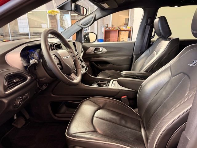 Used 2025 Chrysler Pacifica Limited image 17