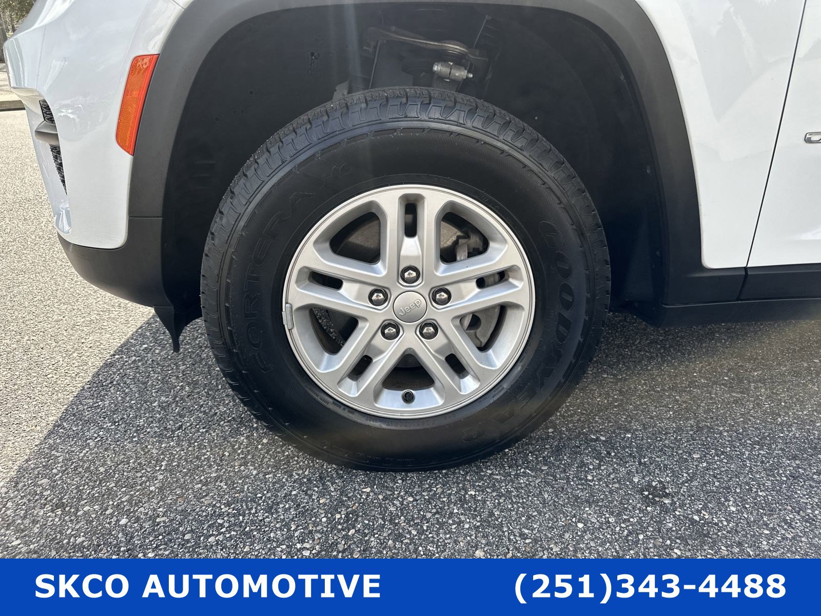 Used 2022 Jeep Grand Cherokee Laredo image 9