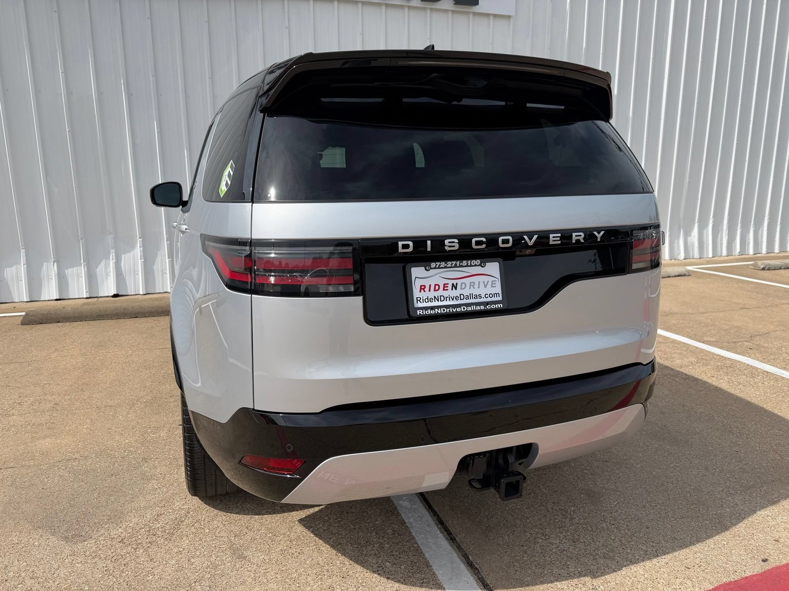 Used 2024 Land Rover Discovery Metropolitan Edition AWD/4WD image 4