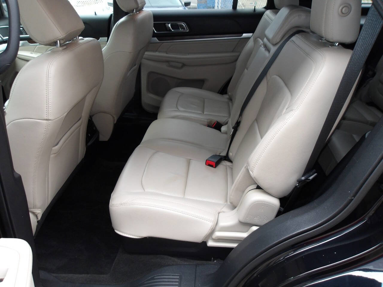 Used 2018 Ford Explorer Limited image 28