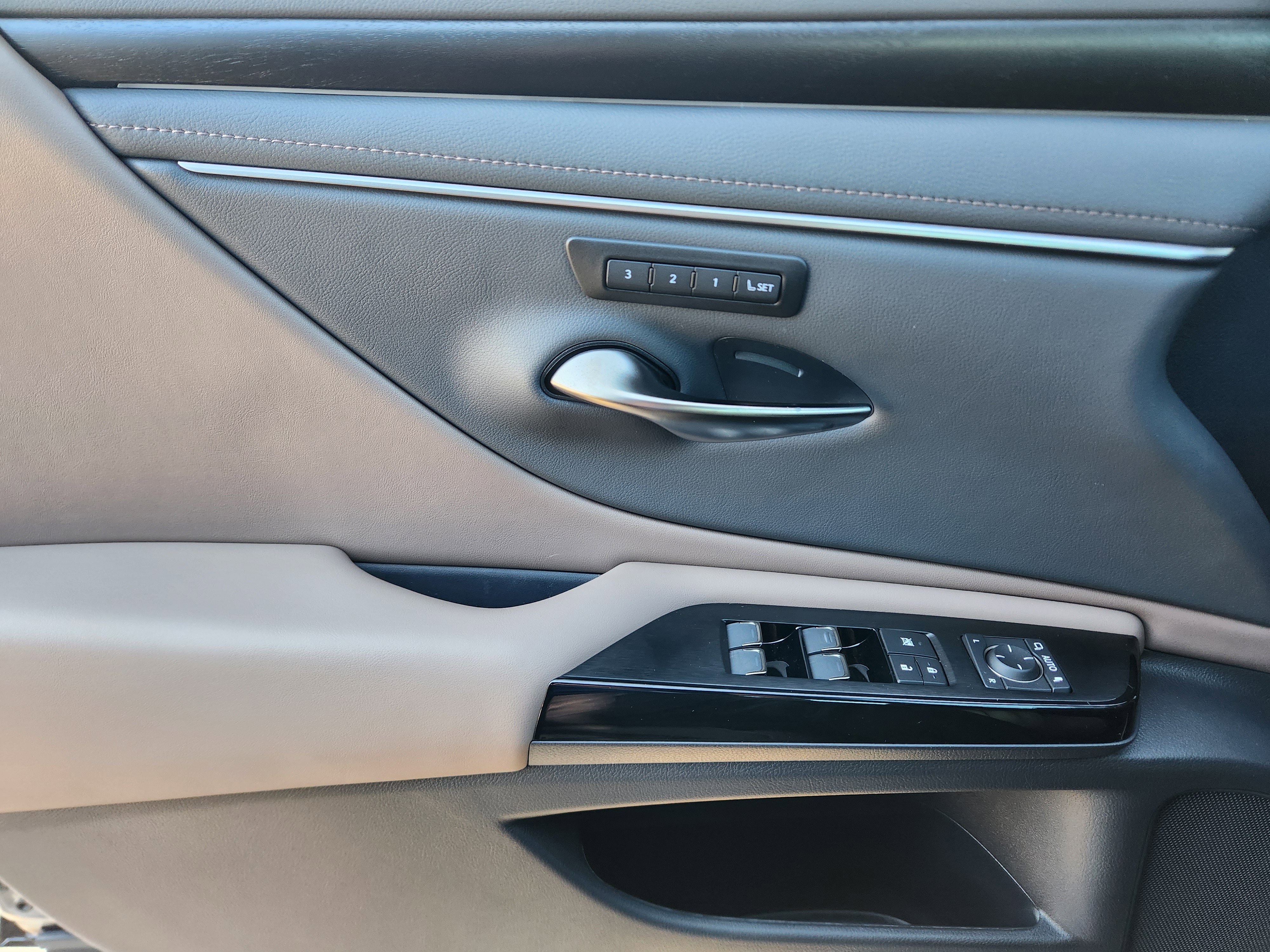 New 2025 Lexus ES 350 w/ Premium Package image 16