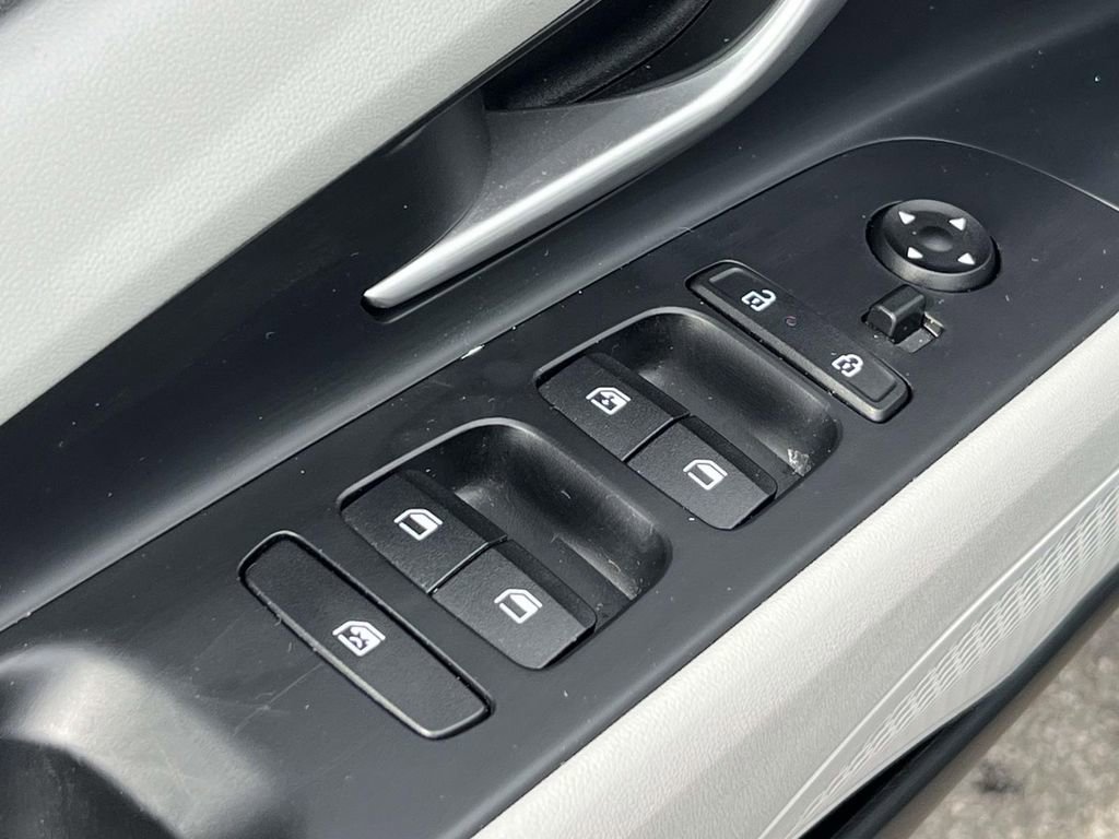 Certified 2025 Hyundai Elantra Limited image 17