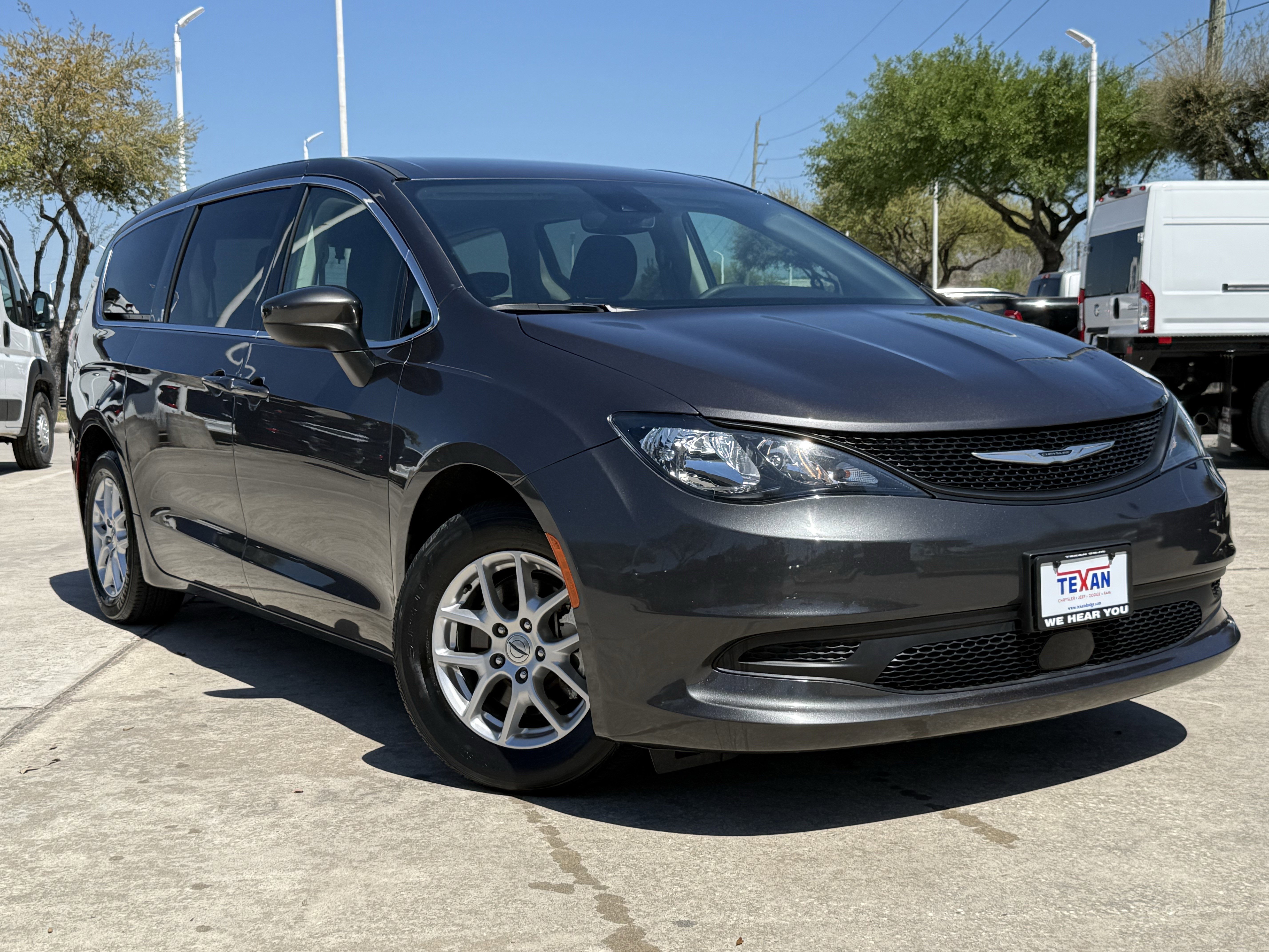 Used 2023 Chrysler Voyager LX image 2