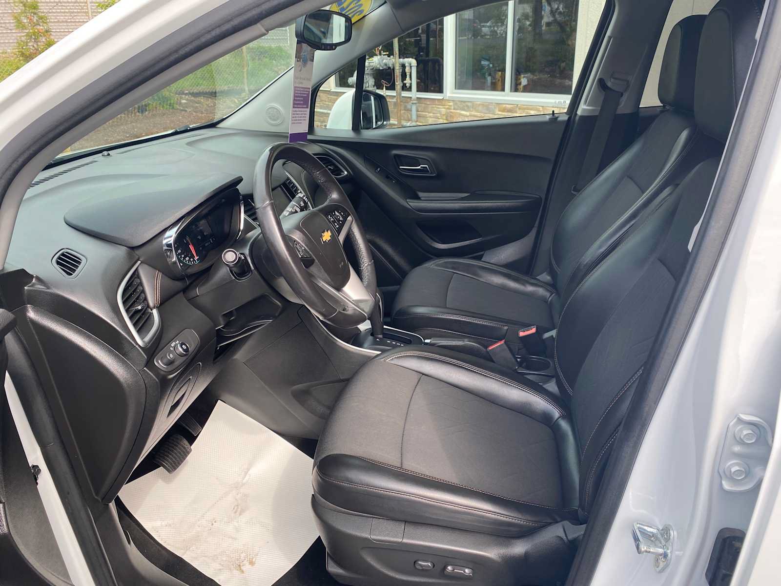 Used 2022 Chevrolet Trax LT w/ LT Convenience Package AWD/4WD image 9