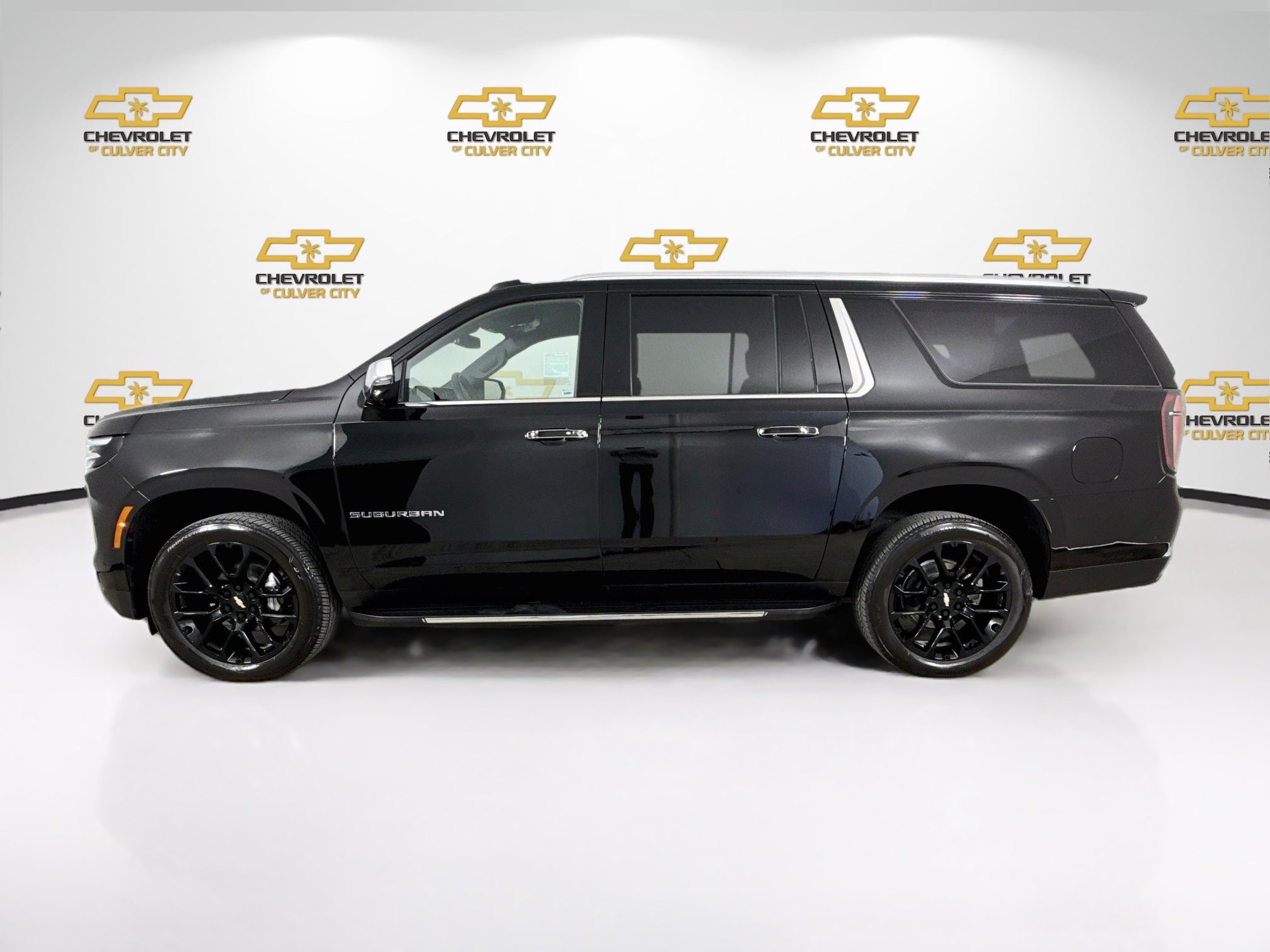 Used 2025 Chevrolet Suburban Premier AWD/4WD image 5