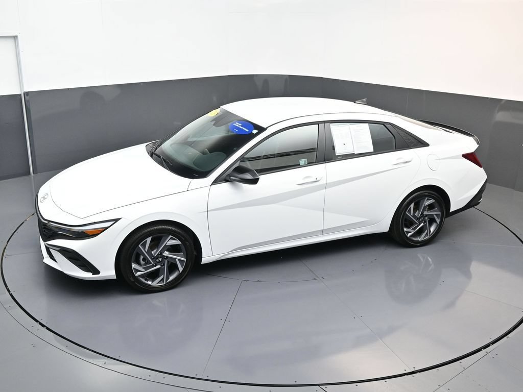Certified 2025 Hyundai Elantra SEL FWD image 19