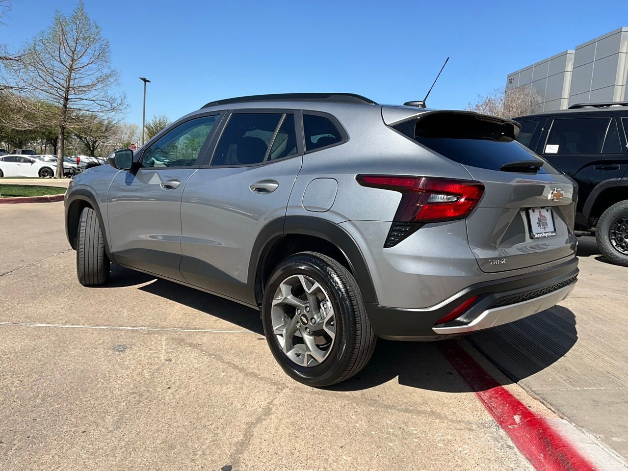 Used 2025 Chevrolet Trax LT image 8