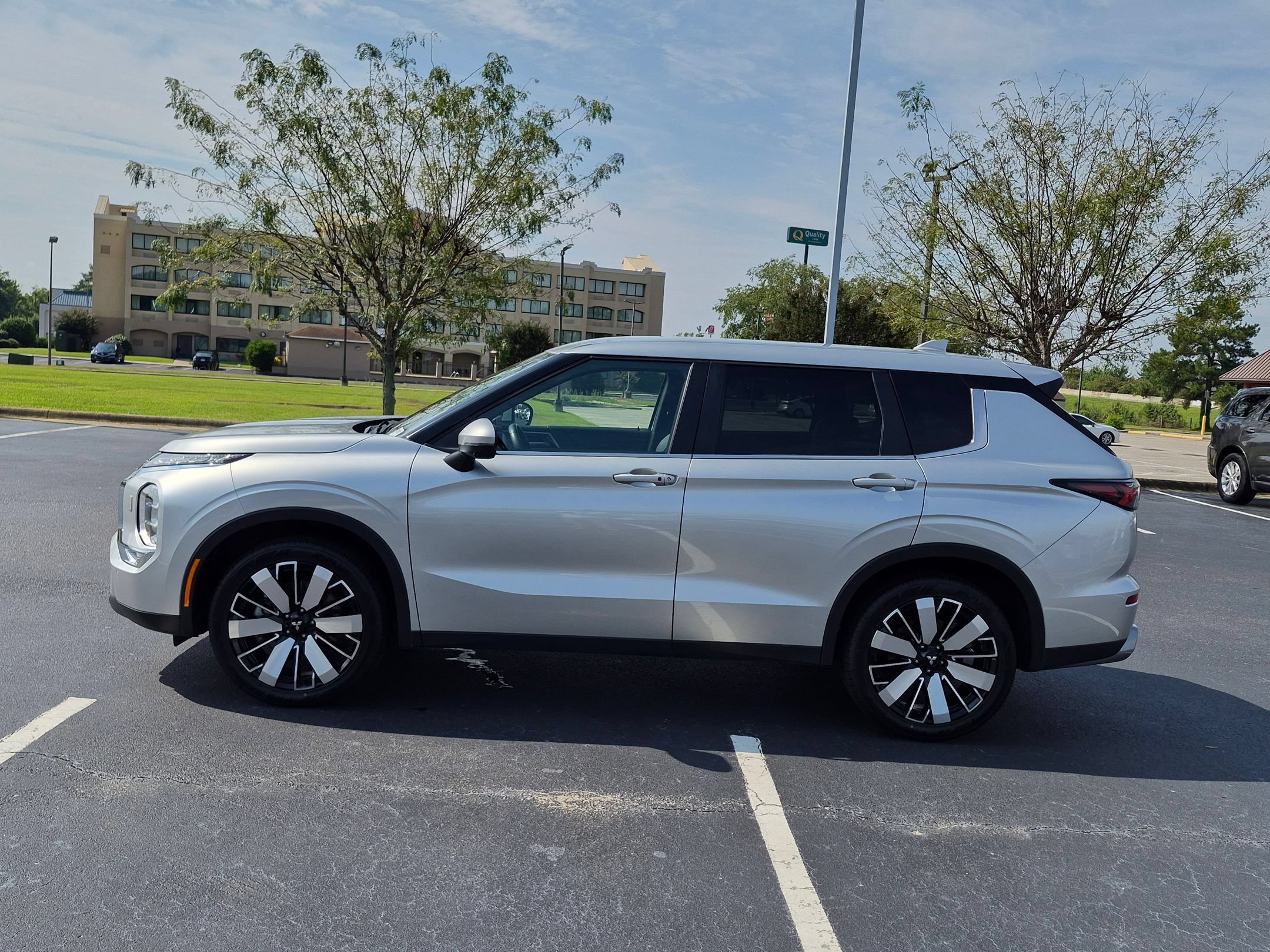 Used 2025 Mitsubishi Outlander AWD image 6