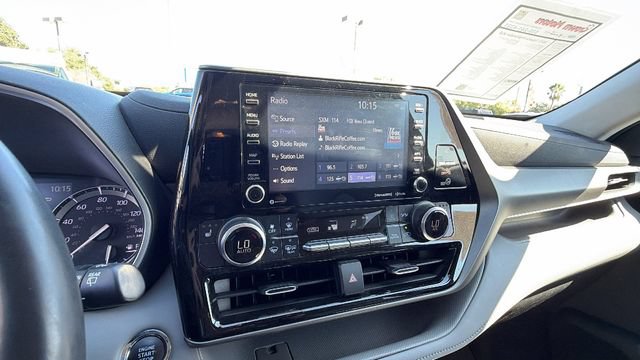 Used 2022 Toyota Highlander XLE AWD/4WD image 25