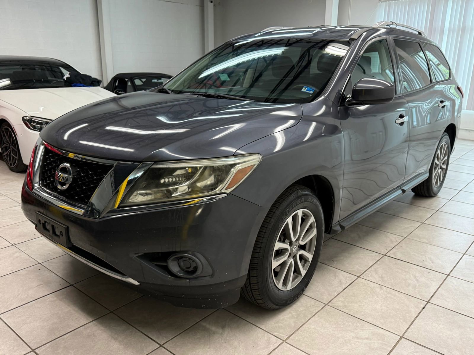 Used 2014 Nissan Pathfinder SV FWD image 3