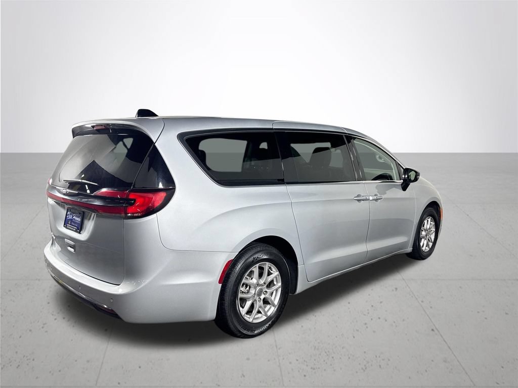 Used 2024 Chrysler Pacifica Touring-L FWD image 6